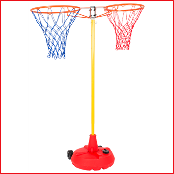 2 basketbalringen met verschillende grootte elk met een ander kleur net