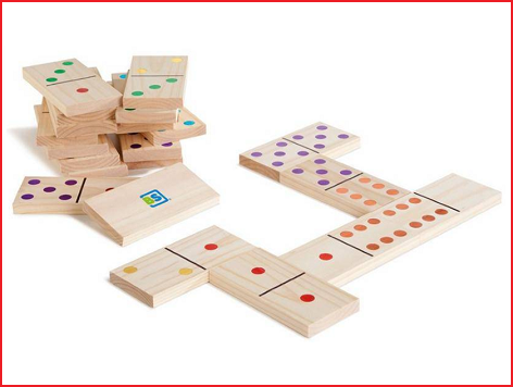 een grotere houten domino met 28 dominostenen