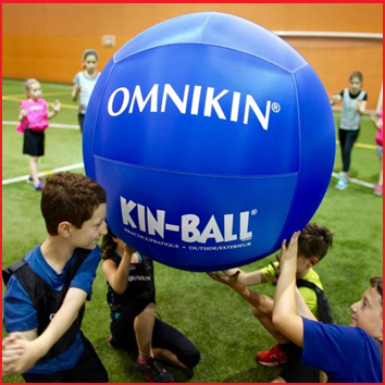 spelen met de Omnikin Kin-ball outdoor vereist een goede samenwerking