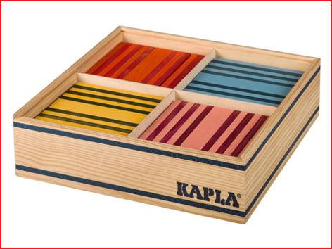 een bewaardoos gevuld met 100 Kapla plankjes in 8 verschillende kleuren