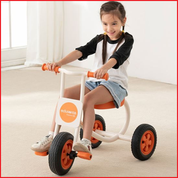 een stabiele driewieler van Weplay voor kinderen van 4 tot 7 jaar