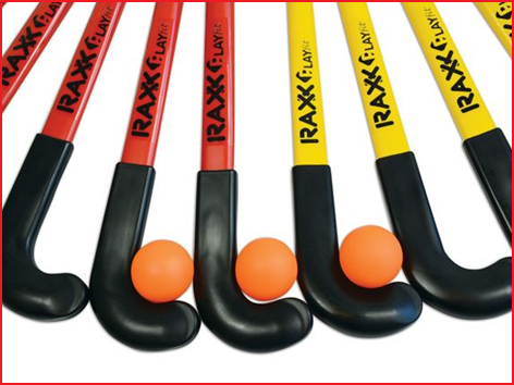 de hockeysticks van deze indoor hockeyset hebben een kunststof shaft en een synthetisch rubberen voet