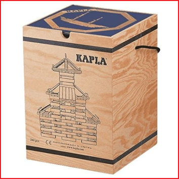 een stevige box met 280 Kapla plankjes