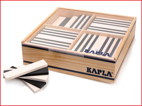 houten doos gevuld met 100 Kapla plankjes zwart en wit
