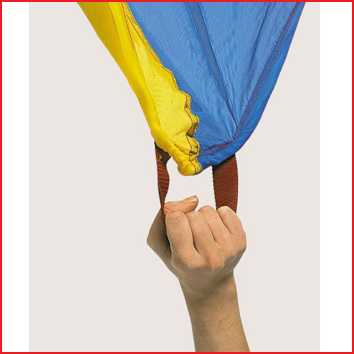 een duurzame spelparachute met 12 sterke handvaten