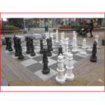 set van 32 Giga schaakstukken waarvan de grootste stukken tot 94 cm hoog zijn