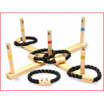een houten ringwerpspel met puntenverdeling en 5 touwringen