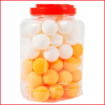 een bokaal met 60 tafeltennisballen in de kleuren wit en oranje