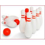 een buiten bowling bestaande uit 10 houten kegels en 2 ballen