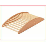 een houten balanceerwip voorzien van 17 sporten
