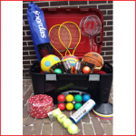 sportkoffer met verschillende sportartikelen speciaal voor kinderen