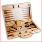 een mooie houten uitvoering van het denkspel backgammon
