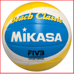 een beachvolleybal Mikasa VXB voor recreatief gebruik