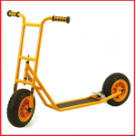 een kleine scooter step Toptrike met achterrem