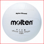 de volleybal Molten V58R is een veelgebruikte bal in scholen