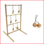 spin ladder is een houten werpspel waarbij je balletjes naar een ladder moet gooien