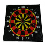 dartsset huren bestaande uit een dartskleed in pvc van 120 x 100 cm, 6 pittenzakjes en 4 grondpinnen