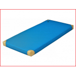 een lichte turnmat van 150 cm met leder hoeken