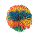 een rubberen pompom bal met een diameter van 7,5 cm