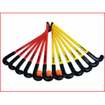 een hockeyset playfit indoor bestaande uit 12 hockeysticks en 3 no bounce ballen