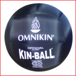 de officiële Omnikin Kin-Ball heeft een diameter van 122 cm en weegt 1 kg