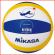 een synthetisch lederen beachvolleybal Mikasa VXT30