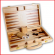 een mooie houten uitvoering van het denkspel backgammon