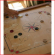 bij Carrom tracht je als eerste al je schijven in één van de gaten te schieten