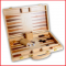 een mooie houten uitvoering van het denkspel backgammon