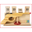 een houten schietspel met elastiek pistool voor binnen en buiten